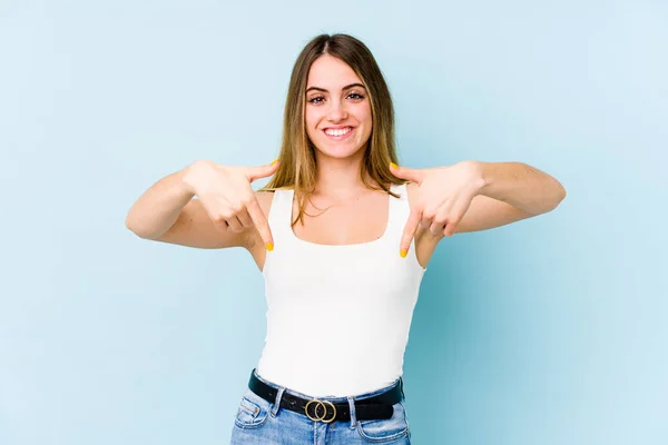 Young Caucasian Woman Isolated Blue Background Points Fingers Positive Feeling — Stock Photo, Image