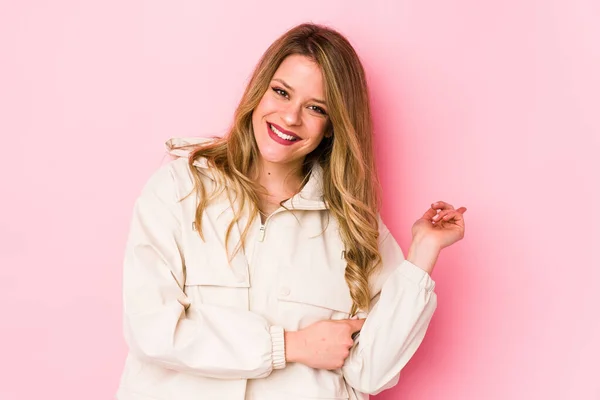 Young Caucasian Woman Isolated Pink Background Smiling Cheerfully Pointing Forefinger — ストック写真