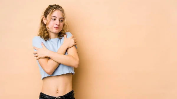 Giovane Donna Caucasica Isolato Sfondo Beige Abbracci Sorridente Spensierato Felice — Foto Stock