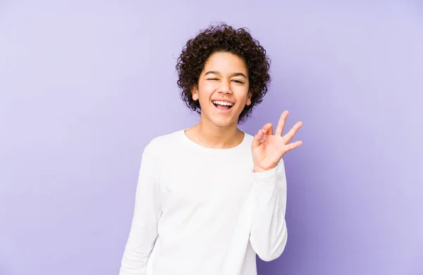 Afroamericano Bambino Isolato Ammicca Occhio Tiene Gesto Giusto Con Mano — Foto Stock