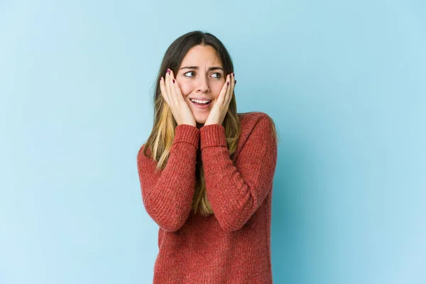 Joven Mujer Caucásica Aislada Sobre Fondo Azul Asustada Asustada — Foto de Stock