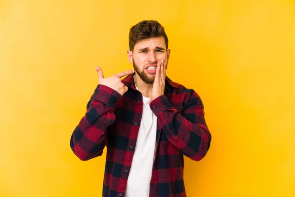 Young Caucasian Man Isolated Yellow Background Having Strong Teeth Pain — Stock Photo, Image