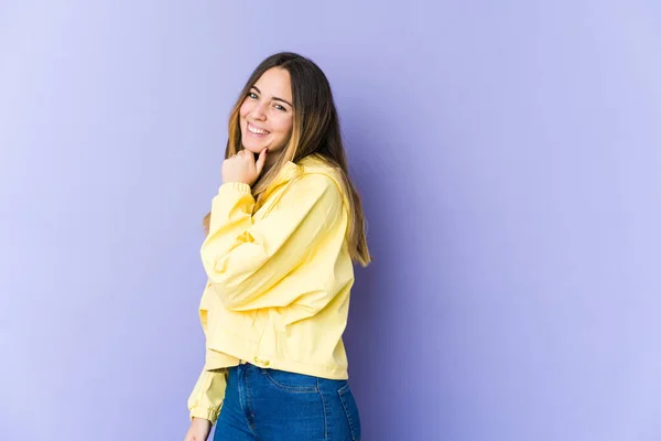 Joven Mujer Caucásica Aislada Sobre Fondo Púrpura Sonriendo Feliz Confiada —  Fotos de Stock