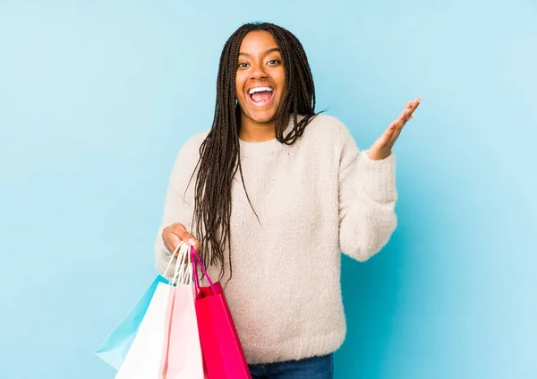 Genç Afrikalı Amerikalı Bir Kadın Alışveriş Çantası Tutuyor Yalnız Başına — Stok fotoğraf