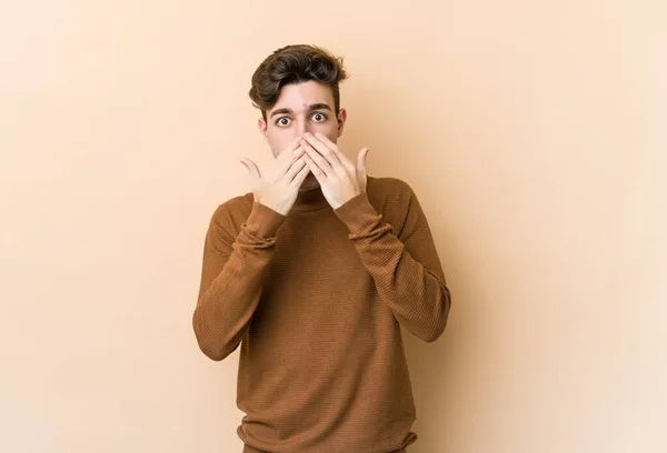 Young Caucasian Man Isolated Beige Background Shocked Covering Mouth Hands — Stock Photo, Image