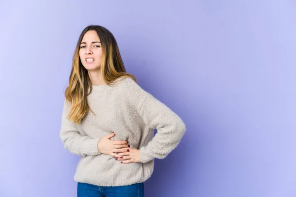 Jonge Blanke Vrouw Geïsoleerd Paarse Achtergrond Met Een Leverpijn Maagpijn — Stockfoto