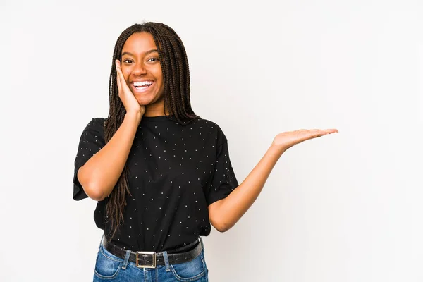 Giovane Donna Afroamericana Isolata Sfondo Bianco Tiene Spazio Copia Una — Foto Stock