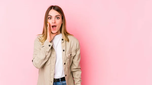 Jonge Blanke Vrouw Geïsoleerd Roze Achtergrond Schreeuwt Luid Houdt Ogen — Stockfoto