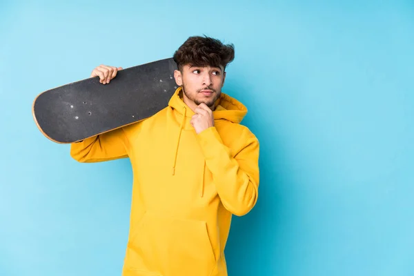 Jovem Patinador Árabe Homem Isolado Olhando Para Lados Com Expressão — Fotografia de Stock