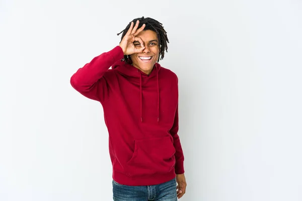Νεαρός Αφροαμερικανός Ραστάς Ενθουσιασμένος Κρατώντας Εντάξει Χειρονομία Στο Μάτι — Φωτογραφία Αρχείου