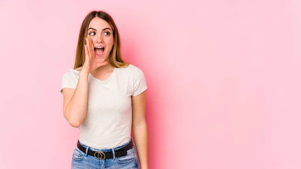 Joven Mujer Caucásica Aislada Sobre Fondo Rosa Gritando Emocionada Frente — Foto de Stock