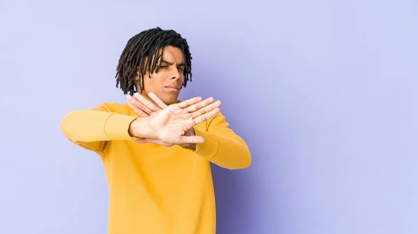 Junger Schwarzer Mann Mit Rasta Frisur Macht Verleugnungsgeste — Stockfoto