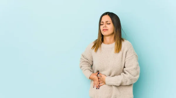 肝臓の痛み胃の痛みを持つ青の背景に隔離された若い女性 — ストック写真