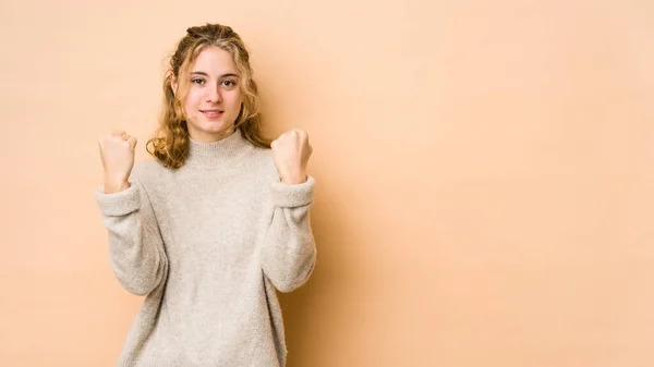 Giovane Donna Caucasica Isolata Sfondo Beige Tifo Spensierato Eccitato Concetto — Foto Stock