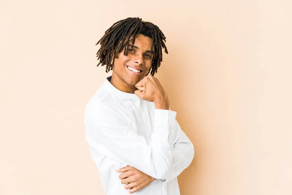 Jovem Africano Americano Rasta Homem Sorrindo Feliz Confiante Tocando Queixo — Fotografia de Stock