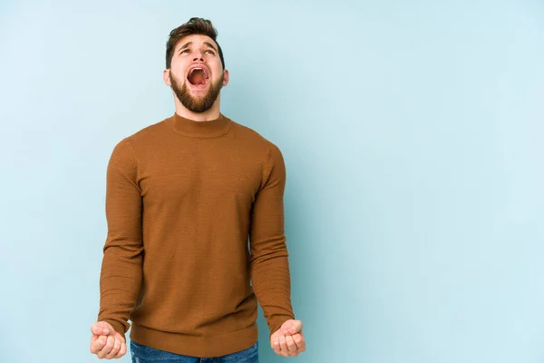 Young Caucasian Man Isolated Blue Background Shouting Very Angry Rage — Stock Photo, Image