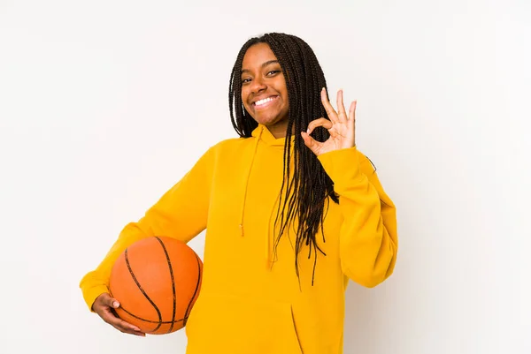 Basketbol Oynayan Afrikalı Amerikalı Genç Bir Kadın Neşeli Kendinden Emin — Stok fotoğraf