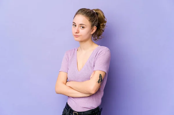 Young Caucasian Woman Purple Background Suspicious Uncertain Examining You — Stock Photo, Image