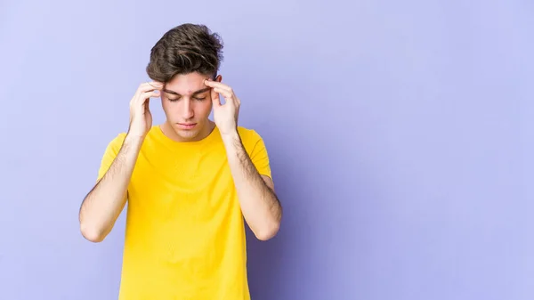 Jovem Caucasiano Isolado Fundo Roxo Tocando Templos Tendo Dor Cabeça — Fotografia de Stock