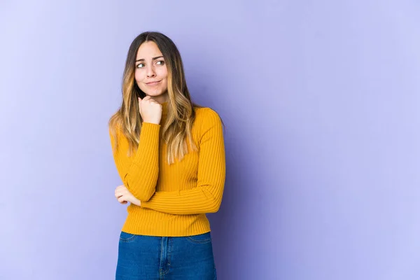 Giovane Donna Caucasica Isolata Sfondo Viola Confuso Sente Dubbioso Insicuro — Foto Stock