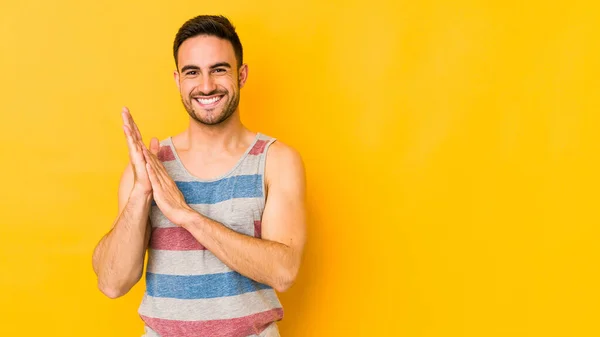 Joven Hombre Caucásico Aislado Terreno Panadería Amarilla Sintiéndose Enérgico Cómodo — Foto de Stock