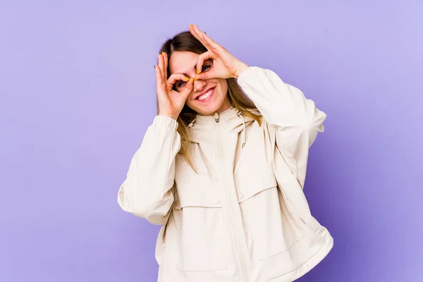 Mulher Caucasiana Jovem Isolado Fundo Roxo Mostrando Sinal Sobre Olhos — Fotografia de Stock