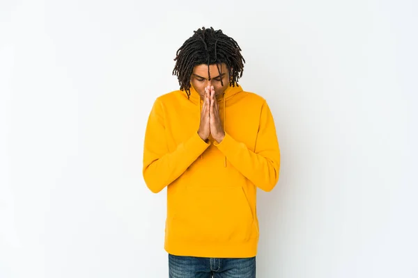 Junger Afrikanisch Amerikanischer Rastamann Betet Zeigt Hingabe Religiöser Mensch Auf — Stockfoto