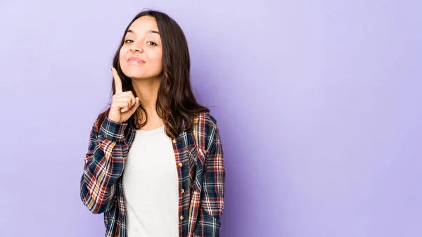 Junge Hispanische Mischlingshündin Isoliert Zeigt Nummer Eins Mit Finger — Stockfoto