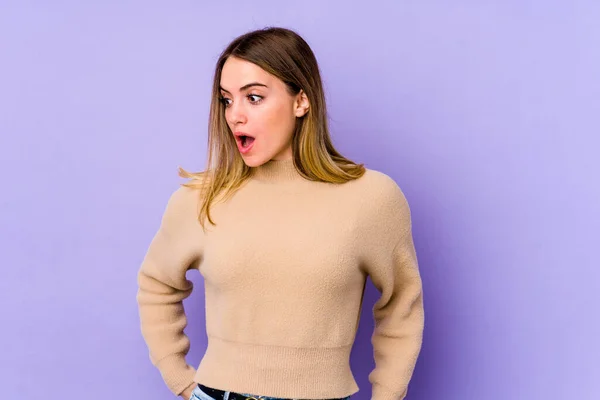 Jeune Femme Caucasienne Isolée Sur Fond Violet Étant Choquée Cause — Photo