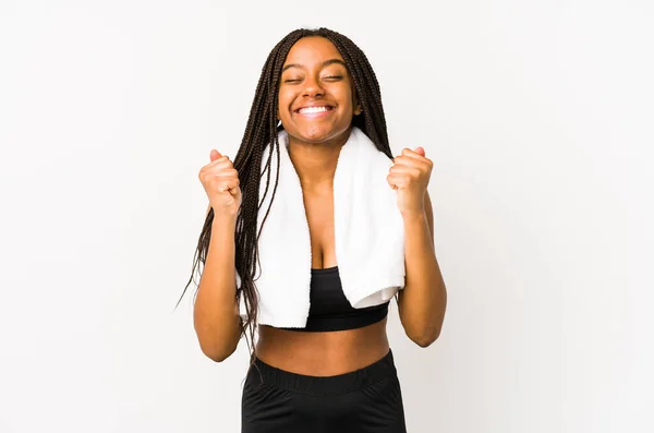 年轻的非洲裔美国女运动员孤身一人举起拳头 感到快乐和成功 胜利的概念 — 图库照片
