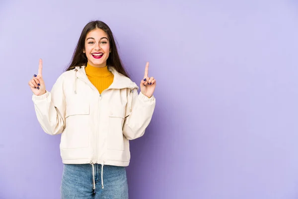 Mulher Caucasiana Jovem Isolado Fundo Roxo Indica Com Ambos Dedos — Fotografia de Stock