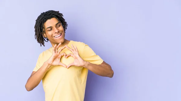 Jovem Africano Americano Rasta Homem Sorrindo Mostrando Uma Forma Coração — Fotografia de Stock