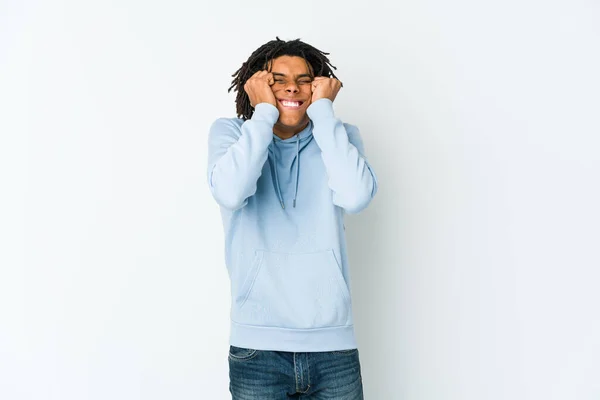 Ung Afrikansk Amerikansk Rasta Man Täcker Öronen Med Händer — Stockfoto