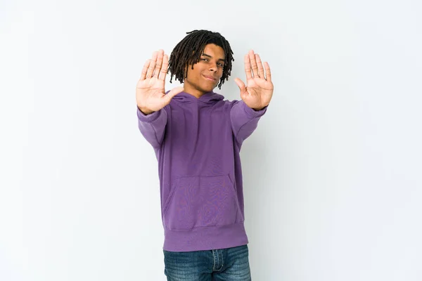 Ung Afrikansk Amerikansk Rasta Man Står Med Utsträckt Hand Visar — Stockfoto