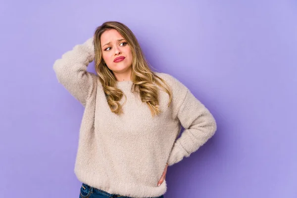 Mulher Branca Jovem Isolado Fundo Roxo Cansado Muito Sonolento Mantendo — Fotografia de Stock