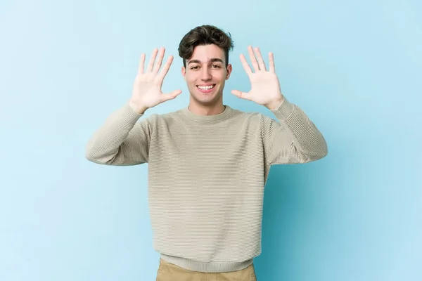 Jonge Blanke Man Geïsoleerd Blauwe Achtergrond Toont Nummer Tien Met — Stockfoto