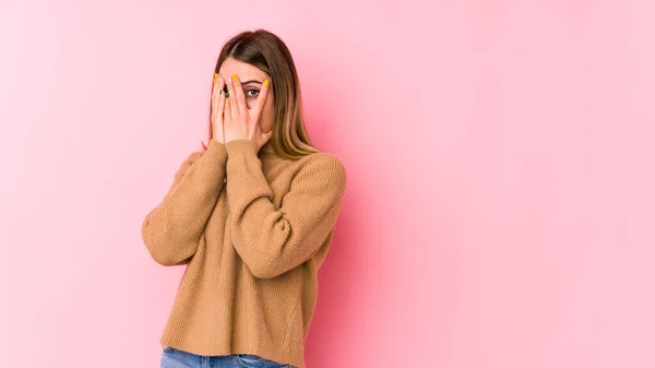 Pembe Arka Planda Izole Edilmiş Genç Beyaz Kadın Parmaklarıyla Gözünü — Stok fotoğraf