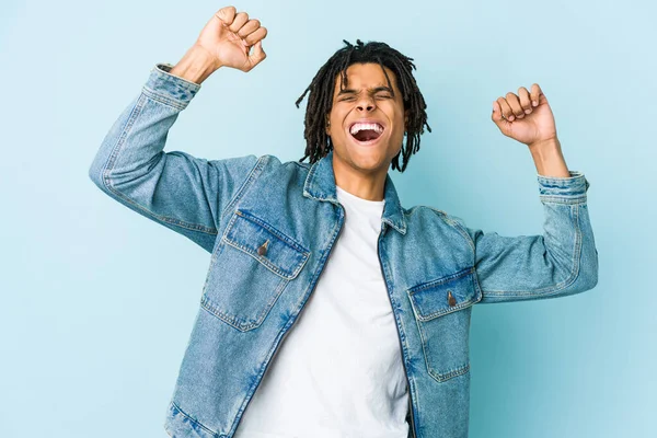 Jovem Negro Vestindo Uma Jaqueta Jeans Celebrando Dia Especial Salta — Fotografia de Stock