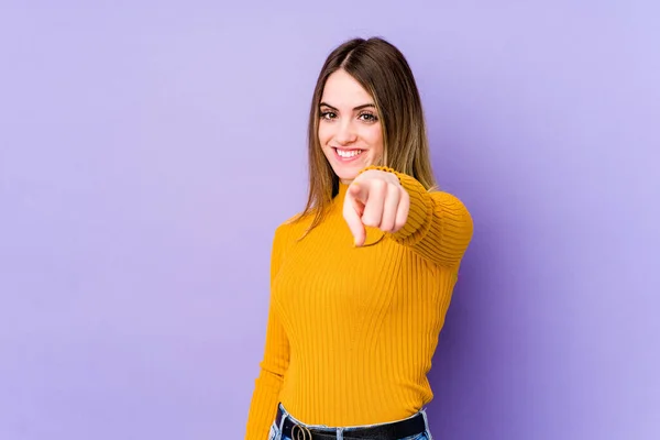 Jovem Caucasiana Isolada Fundo Roxo Sorrisos Alegres Apontando Para Frente — Fotografia de Stock