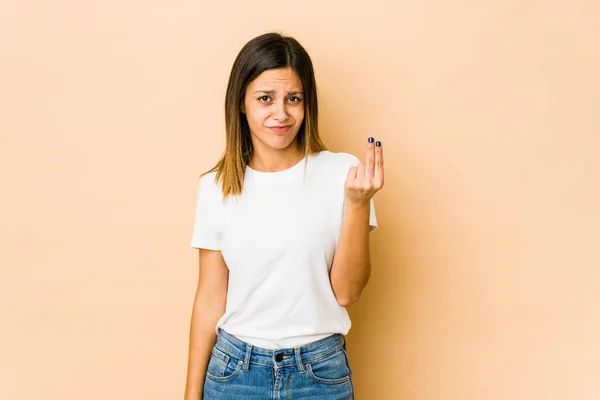 Jonge Vrouw Geïsoleerd Beige Achtergrond Waaruit Blijkt Dat Geen Geld — Stockfoto