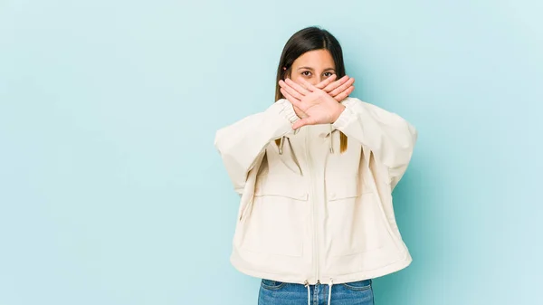 Jovem Mulher Isolada Fundo Azul Fazendo Gesto Negação — Fotografia de Stock