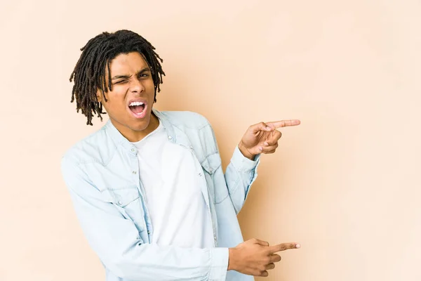 Junger Afrikanisch Amerikanischer Rastamann Zeigt Mit Den Zeigefingern Auf Einen — Stockfoto