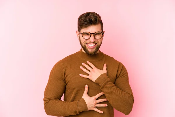 Giovane Uomo Caucasico Isolato Sfondo Rosa Ride Felicemente Diverte Tenere — Foto Stock