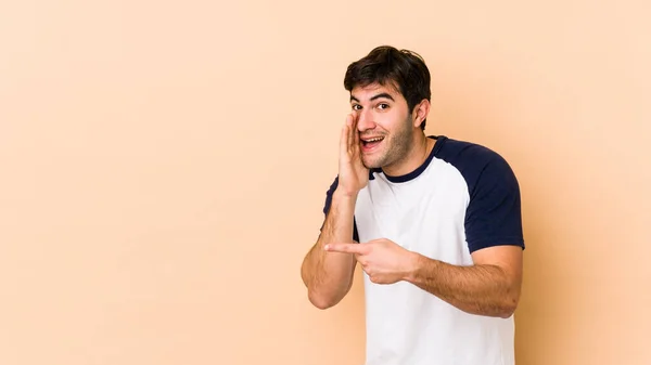 Joven Aislado Sobre Fondo Beige Diciendo Chisme Señalando Lado Reportando — Foto de Stock