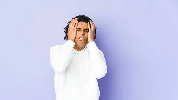 Joven Afroamericano Rasta Hombre Llorando Infeliz Con Algo Agonía Confusión — Foto de Stock