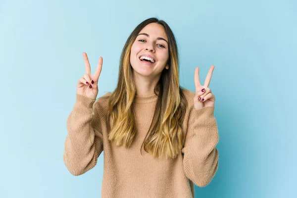 Giovane Donna Caucasica Isolato Sfondo Blu Mostrando Segno Vittoria Sorridente — Foto Stock