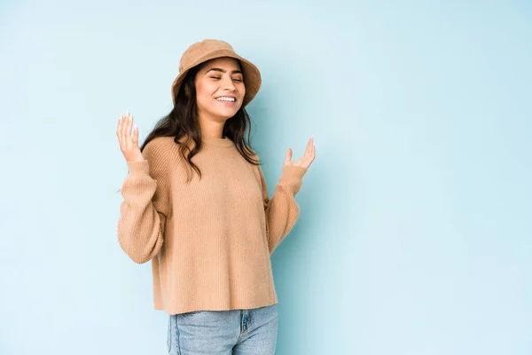 Mujer India Joven Con Sombrero Aislado Sobre Fondo Azul Alegre — Foto de Stock