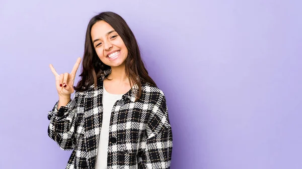 Jonge Gemengde Ras Spaanse Vrouw Geïsoleerd Met Een Horens Gebaar — Stockfoto