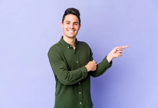 Giovane Uomo Caucasico Isolato Sfondo Viola Sorridente Allegramente Indicando Con — Foto Stock