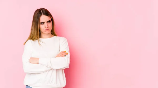 Mulher Caucasiana Jovem Isolado Fundo Rosa Suspeito Incerto Examinando Você — Fotografia de Stock